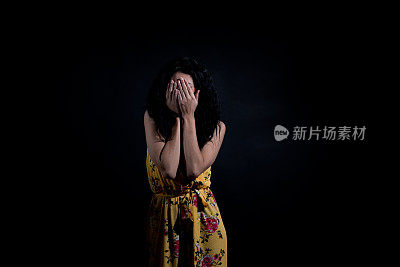 腰上/正面视图/看相机的18-19岁的美丽的女性/年轻的女人十几岁的女孩在黑色的背景穿着衣服谁是看不见邪恶听不到邪恶说话不邪恶/凉爽的态度/黑色的颜色